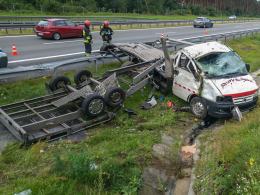 Kierowca lawety zasnął na autostradzie i zjechał z drogi