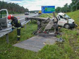 Kierowca lawety zasnął na autostradzie i zjechał z drogi