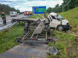 Kierowca lawety zasnął na autostradzie i zjechał z drogi