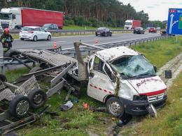 Kierowca lawety zasnął na autostradzie i zjechał z drogi