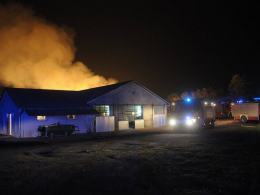Wielki pożar słomy w Opolu. Strażacy wciąż w akcji
