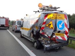 Zasnął za kierownicą, uderzył w samochód obsługi autostrady