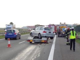 Zasnął za kierownicą, uderzył w samochód obsługi autostrady