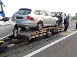 Zasnął za kierownicą, uderzył w samochód obsługi autostrady