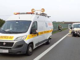 Zasnął za kierownicą, uderzył w samochód obsługi autostrady