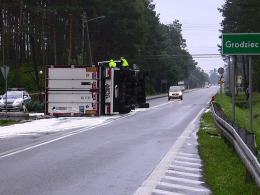 Pod Ozimkiem wywrócił się tir przewożący gruszki