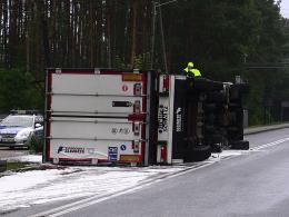 Pod Ozimkiem wywrócił się tir przewożący gruszki