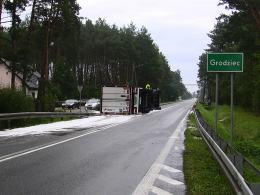 Pod Ozimkiem wywrócił się tir przewożący gruszki