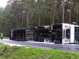 Pod Ozimkiem wywrócił się tir przewożący gruszki