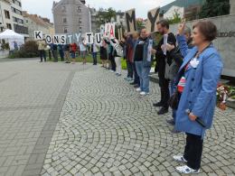"Konstytucja to my!". Antyrządowy happening również w Opolu