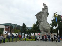 "Konstytucja to my!". Antyrządowy happening również w Opolu