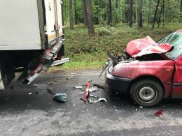 Golf z przyczepką wbił się w tył ciężarówki. Niestety kierowca nie przeżył.