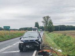 Dachowanie opla pod Namysłowem. W środku 4 osoby