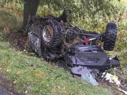 Jeep wypadł z drogi i uderzył w drzewo