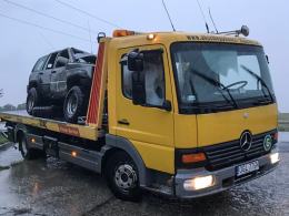Jeep wypadł z drogi i uderzył w drzewo