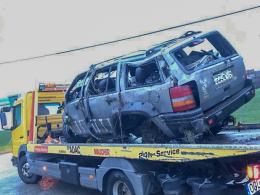 Jeep wypadł z drogi i uderzył w drzewo
