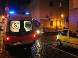Bezdomny ucierpiał w pożarze śmietnika
