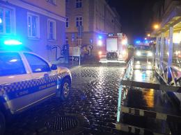 Bezdomny ucierpiał w pożarze śmietnika