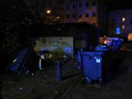 Bezdomny ucierpiał w pożarze śmietnika