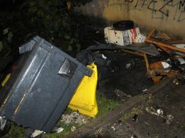 Bezdomny ucierpiał w pożarze śmietnika