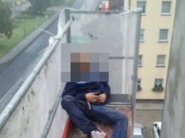 25-latek miał ponad 2,5 promila alkoholu w wydychanym powietrzu. Nie był wstanie wyjaśnić jak wszedł na teren ogrodzonej budowy i co robił na rusztowaniu.