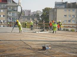 Kolejny etap budowy mostu na Niemodlińskiej. Wylewają beton na nawierzchnię