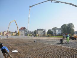 Kolejny etap budowy mostu na Niemodlińskiej. Wylewają beton na nawierzchnię