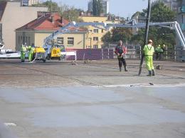 Kolejny etap budowy mostu na Niemodlińskiej. Wylewają beton na nawierzchnię