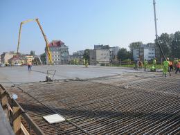 Kolejny etap budowy mostu na Niemodlińskiej. Wylewają beton na nawierzchnię