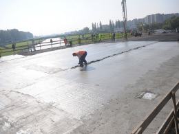 Kolejny etap budowy mostu na Niemodlińskiej. Wylewają beton na nawierzchnię