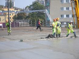 Kolejny etap budowy mostu na Niemodlińskiej. Wylewają beton na nawierzchnię