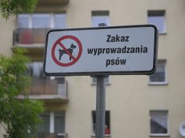 Zakaz wstępu z psem. Zgodny, czy niezgodny z prawem?