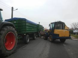 150 metrów drogi w Lewinie Brzeskim pokryte ziarnami kukurydzy
