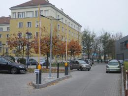 Otwarty wjazd na parking Uniwersytetu Opolskiego. Sytuacja budzi odmienne opinie