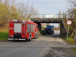 Zignorował znaki i nie zmieścił się pod przejazdem