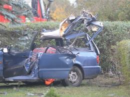 Dobrzeń Wielki: Drzewo przewróciło się na jadący pojazd, nie żyje kierowca.