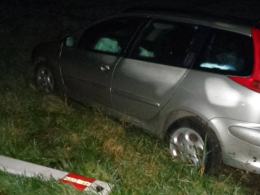Uderzył w drzewo, porzucił samochód, dostał 20 złotych mandatu i stracił prawo jazdy