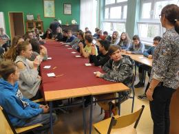 Dzieci ze szkoły podstawowej 33 w Opolu wysyłają kartki niepodległościowe.