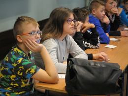 Dzieci ze szkoły podstawowej 33 w Opolu wysyłają kartki niepodległościowe.