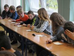 Dzieci ze szkoły podstawowej 33 w Opolu wysyłają kartki niepodległościowe.