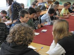 Dzieci ze szkoły podstawowej 33 w Opolu wysyłają kartki niepodległościowe.