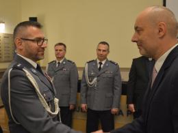 Nowi policjanci zaprzysiężeni, doświadczeni uhonorowani