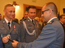 Nowi policjanci zaprzysiężeni, doświadczeni uhonorowani