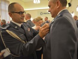 Nowi policjanci zaprzysiężeni, doświadczeni uhonorowani