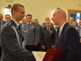 Nowi policjanci zaprzysiężeni, doświadczeni uhonorowani