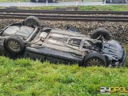 Groźny wypadek w Brzegu. Auto zatrzymało się na torach kolejowych.