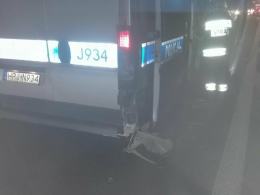 80 latek uderzył w policyjny radiowóz i wjechał do rowu