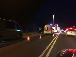 80 latek uderzył w policyjny radiowóz i wjechał do rowu