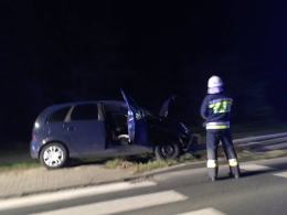 80 latek uderzył w policyjny radiowóz i wjechał do rowu