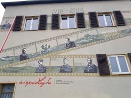 Mural na gmachu Urzędu Wojewódzkiego - Gdzie jest Roman Dmowski?